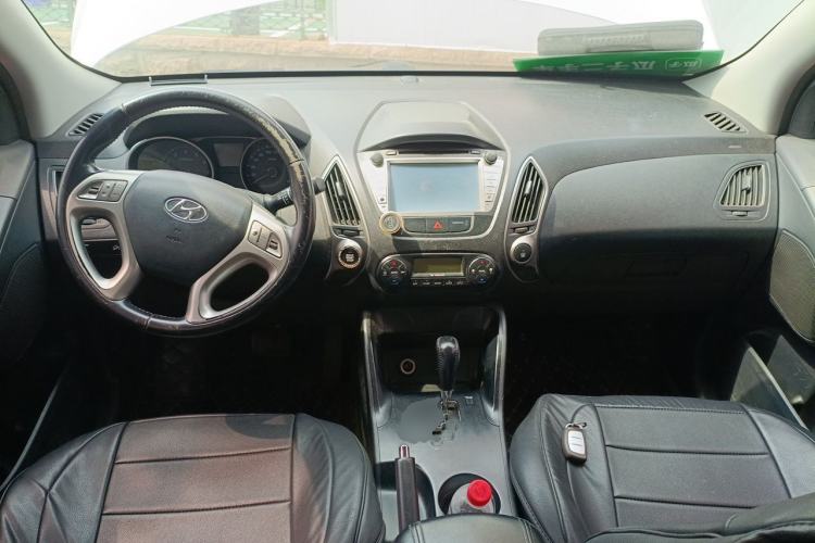 Used Hyundai ix35 2013 2.0L Automatic Two-Wheel Drive Smart GLS China IV Standard Center Console