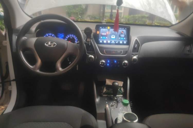 Used Hyundai ix35 2013 2.0L Automatic 2WD Comfort GL China IV Standard Center Console