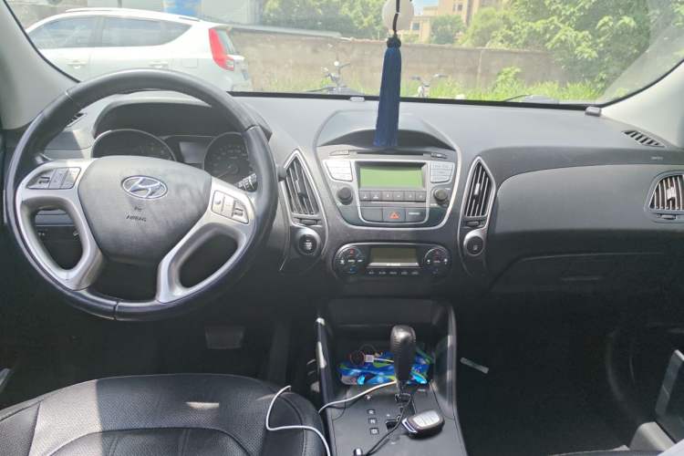 Used Hyundai ix35 2013 2.0L Automatic Two-Wheel Drive Smart GLS China IV Standard Center Console