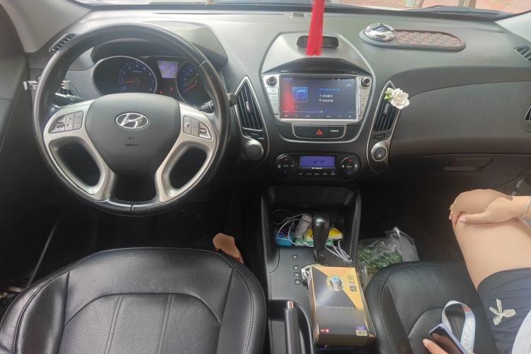 Used Hyundai ix35 2013 2.0L Automatic Two-Wheel Drive Smart GLS China IV Standard Center Console