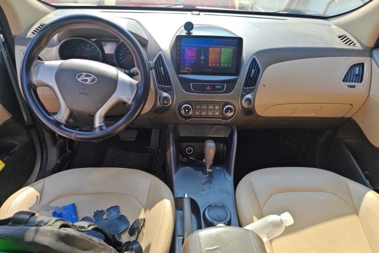 Used Hyundai ix35 2013 2.0L Automatic 2WD Comfort GL China IV Standard Center Console