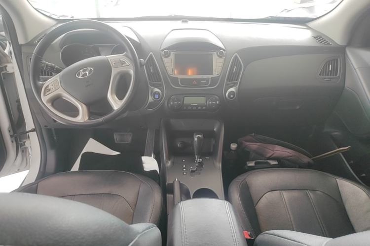 Used Hyundai ix35 2013 2.0L Automatic Two-Wheel Drive Smart GLS China V Standard Center Console
