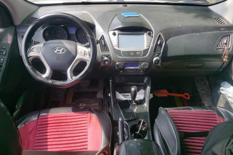 Used Hyundai ix35 2013 2.0L Automatic 4x4 Intelligent GLS China IV Standard Center Console