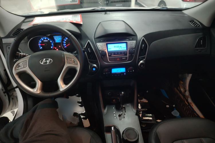Used Hyundai ix35 2013 2.0L Automatic Two-Wheel Drive Smart GLS China IV Standard Center Console