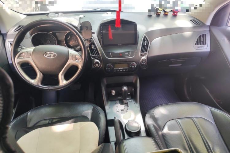 Used Hyundai ix35 2013 2.0L Automatic Two-Wheel Drive Smart GLS China IV Standard Center Console