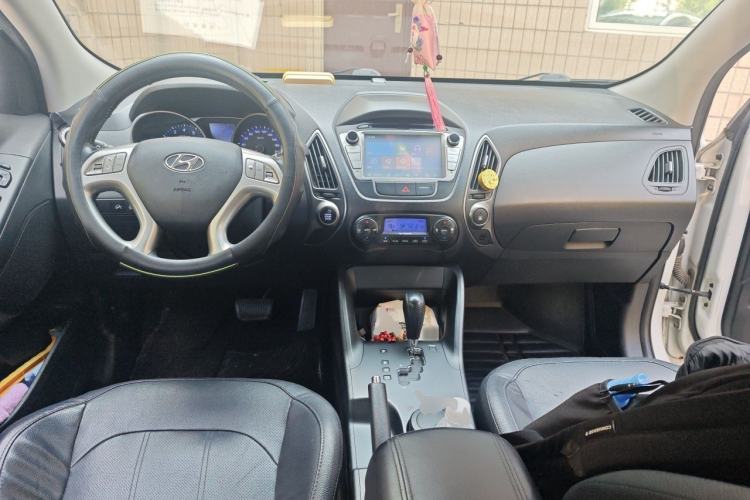 Used Hyundai ix35 2013 2.0L Automatic Two-Wheel Drive Smart GLS China IV Standard Center Console