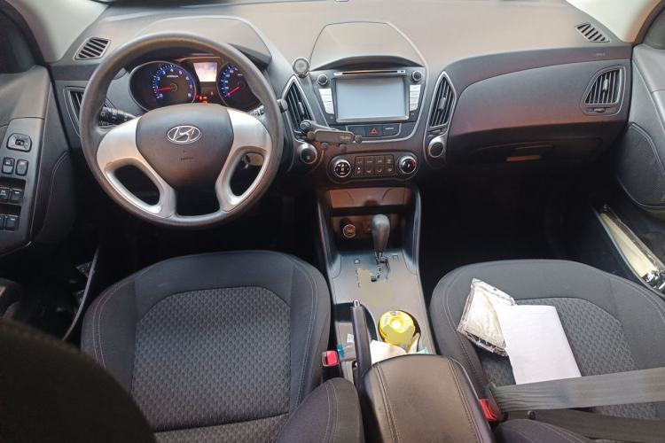 Used Hyundai ix35 2013 2.0L Automatic Two-Wheel Drive Comfort GL China V Standard Center Console