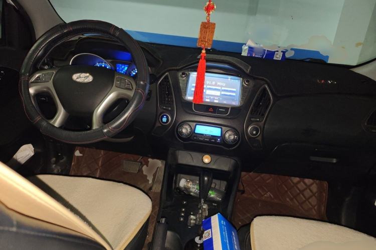 Used Hyundai ix35 2013 2.0L Automatic Two-Wheel Drive Smart GLS China IV Standard Center Console