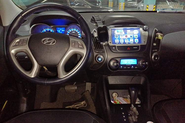 Used Hyundai ix35 2013 2.0L Automatic Two-Wheel Drive Smart GLS China IV Standard Center Console