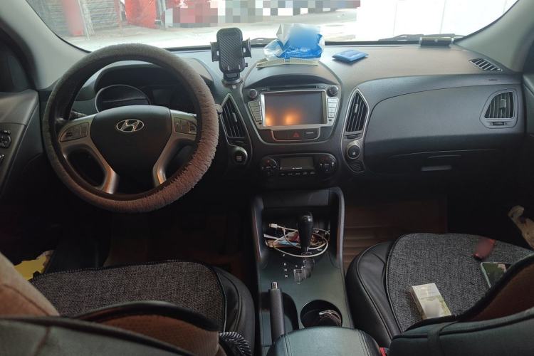 Used Hyundai ix35 2013 2.0L Automatic Two-Wheel Drive Smart GLS China IV Standard Center Console