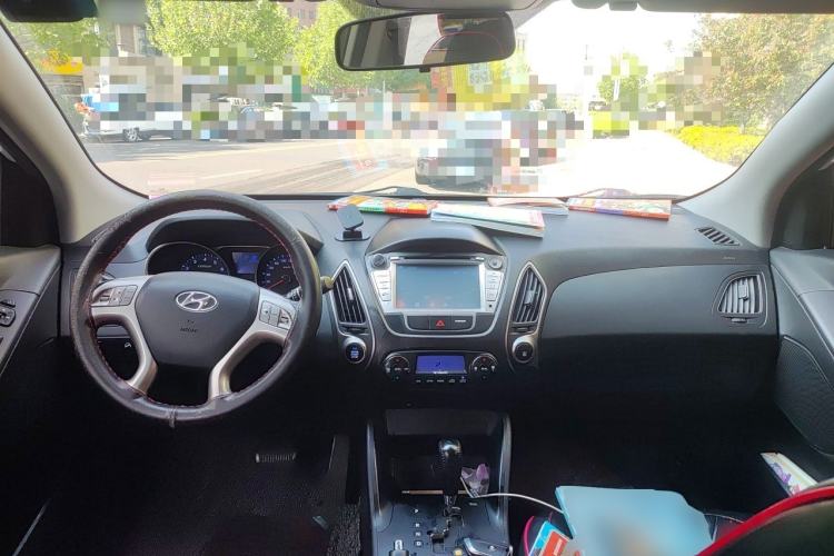 Used Hyundai ix35 2013 2.0L Automatic Two-Wheel Drive Smart GLS China IV Standard Center Console