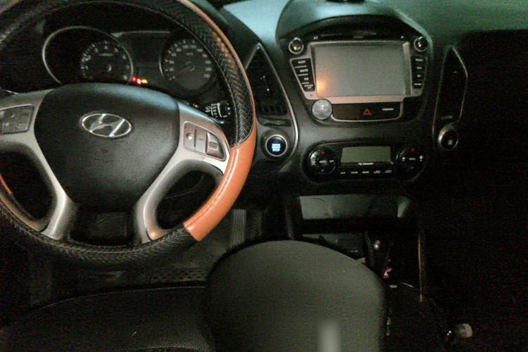 Used Hyundai ix35 2013 2.0L Automatic Two-Wheel Drive Smart GLS China V Standard Center Console