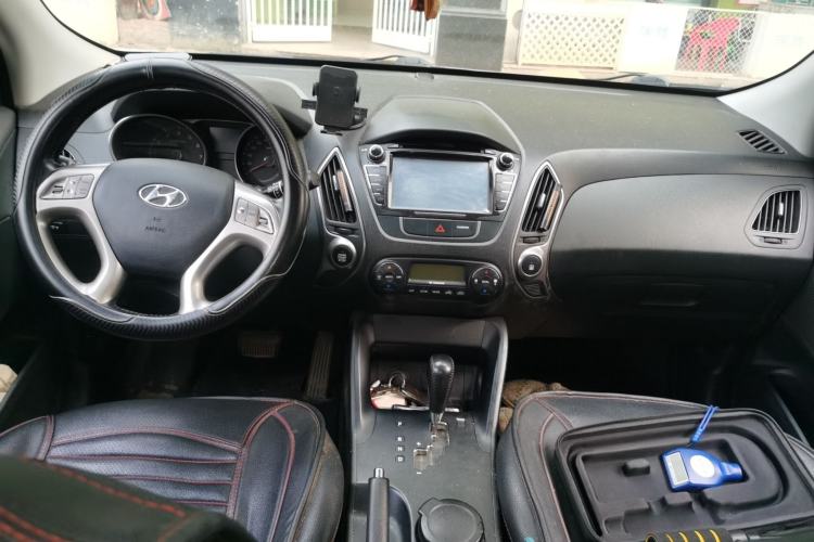 Used Hyundai ix35 2013 2.0L Automatic Two-Wheel Drive Smart GLS China IV Standard Center Console