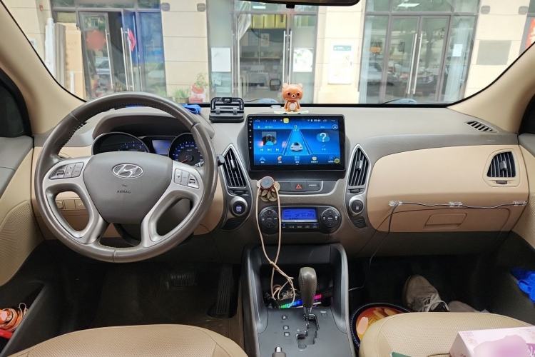 Used Hyundai ix35 2013 2.0L Automatic Two-Wheel Drive Smart GLS China IV Standard Center Console