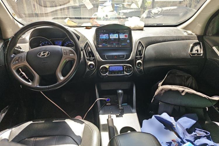 Used Hyundai ix35 2013 2.0L Automatic Two-Wheel Drive Smart GLS China IV Standard Center Console