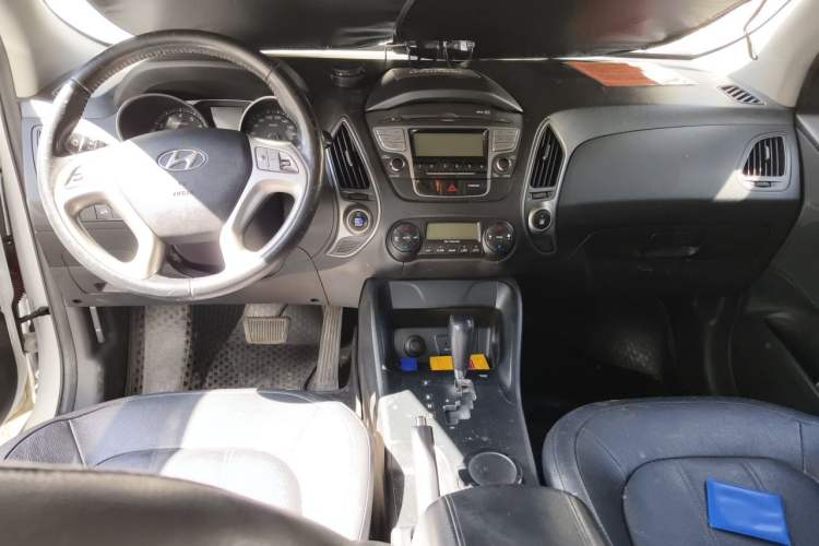 Used Hyundai ix35 2013 2.0L Automatic Two-Wheel Drive Smart GLS China V Standard Center Console