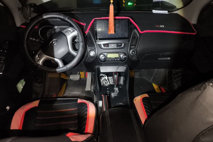 Used Hyundai ix35 2013 2.0L Automatic 4x4 Intelligent GLS China IV Standard Center Console
