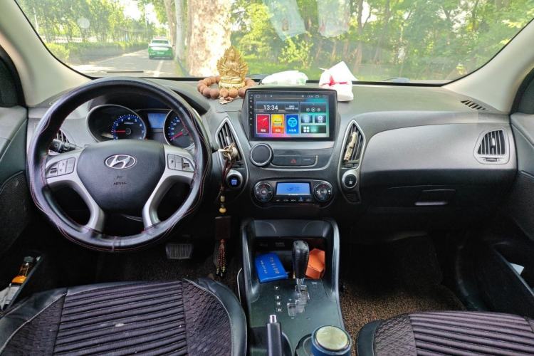Used Hyundai ix35 2013 2.0L Automatic Two-Wheel Drive Smart GLS China IV Standard Center Console