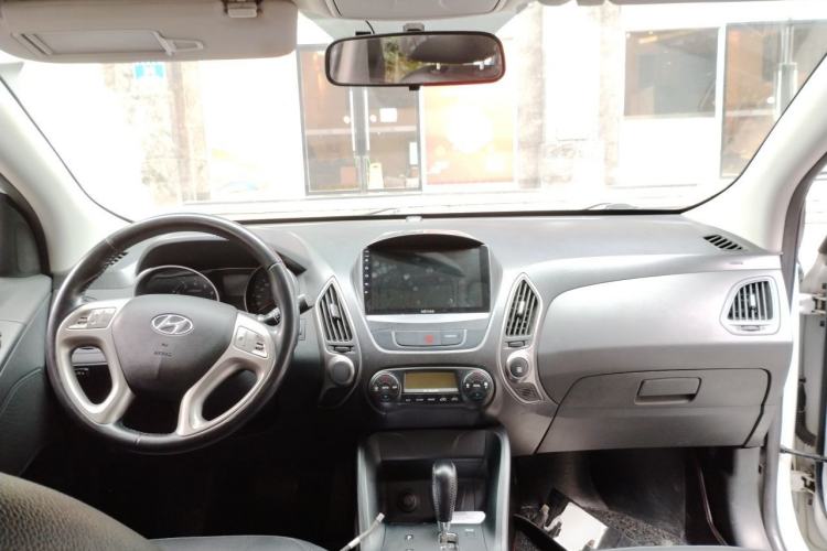 Used Hyundai ix35 2013 2.0L Automatic Two-Wheel Drive Smart GLS China IV Standard Center Console