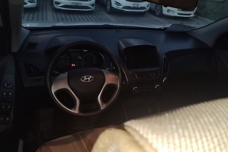 Used Hyundai ix35 2013 2.0L Automatic 2WD Comfort GL China IV Standard Center Console