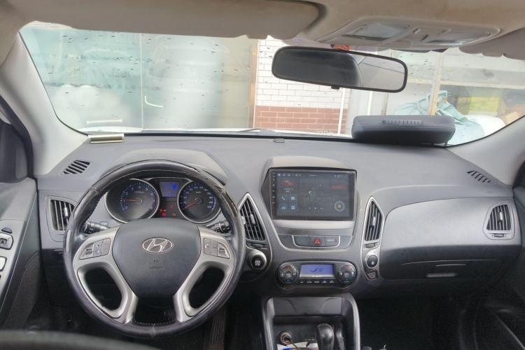 Used Hyundai ix35 2013 2.0L Automatic Two-Wheel Drive Smart GLS China IV Standard Center Console
