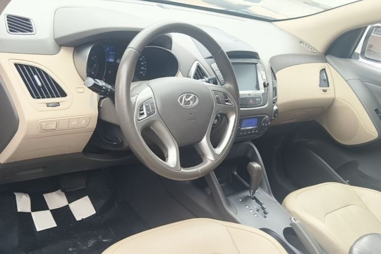 Used Hyundai ix35 2013 2.0L Automatic Two-Wheel Drive Smart GLS China V Standard Center Console