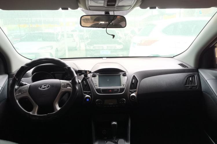 Used Hyundai ix35 2013 2.0L Automatic Two-Wheel Drive Smart GLS China IV Standard Center Console