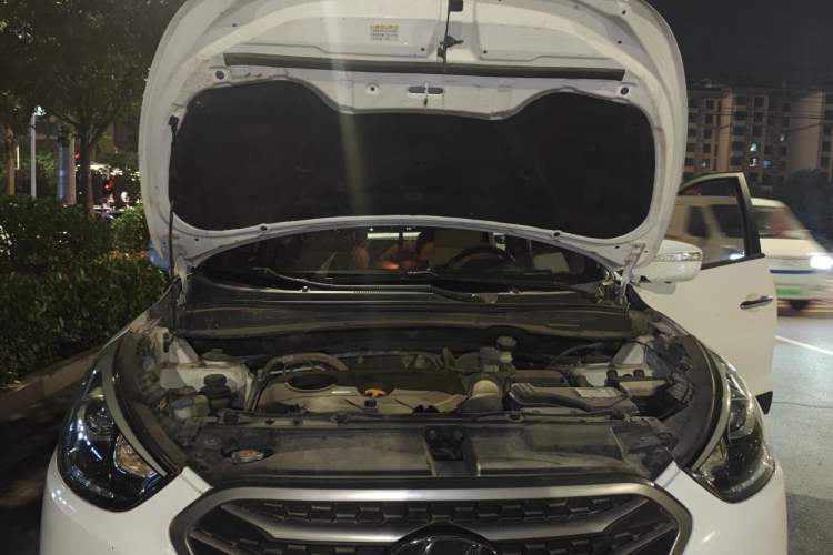 Used Hyundai ix35 2013 2.0L Automatic Two-Wheel Drive Smart GLS China IV Standard Engine Bay