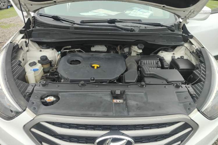 Used Hyundai ix35 2013 2.0L Automatic Two-Wheel Drive Smart GLS China IV Standard Engine Bay