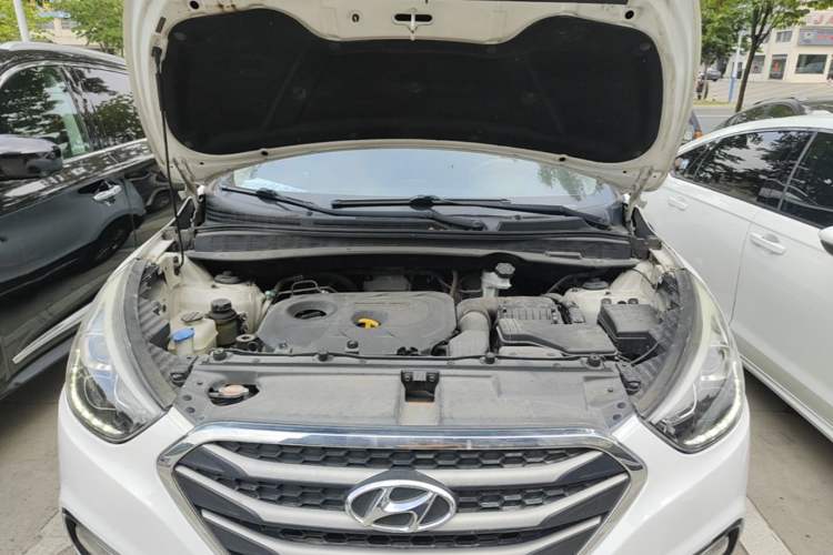 Used Hyundai ix35 2013 2.0L Automatic Two-Wheel Drive Smart GLS China IV Standard Engine Bay