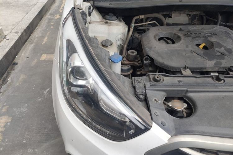 Used Hyundai ix35 2013 2.0L Automatic Two-Wheel Drive Leading GLX China IV Standard Engine Bay Right