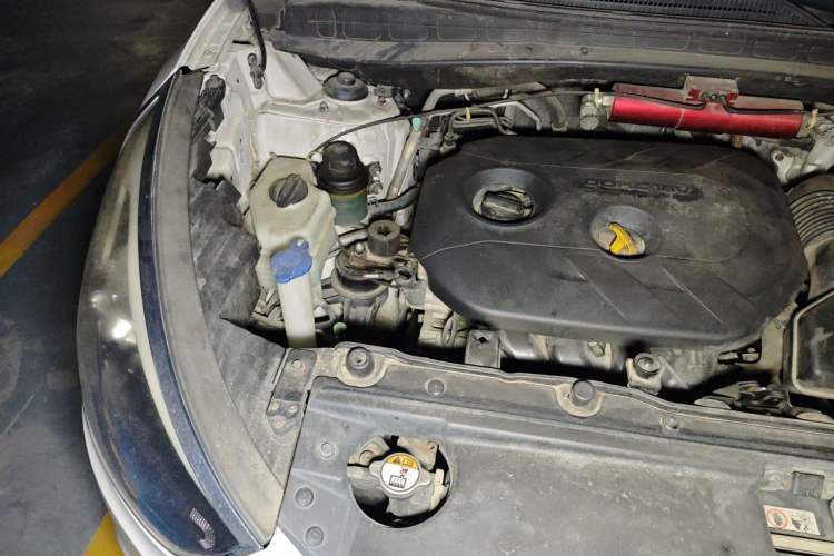 Used Hyundai ix35 2013 2.0L Automatic Two-Wheel Drive Smart GLS China IV Standard Engine Bay Right