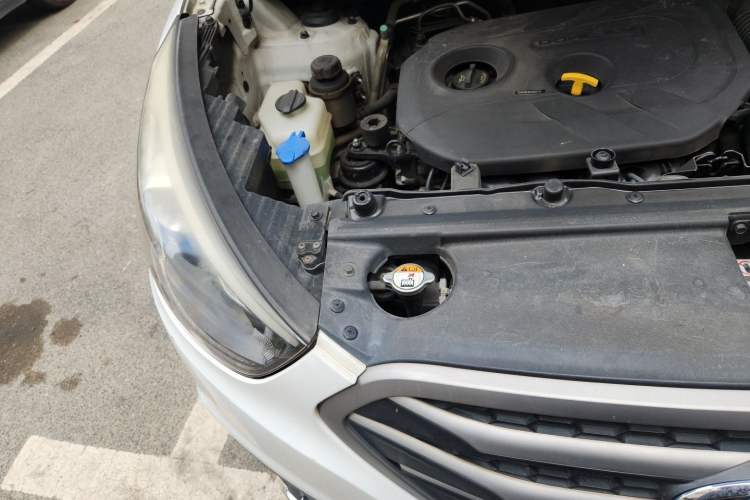Used Hyundai ix35 2013 2.0L Automatic Two-Wheel Drive Smart GLS China IV Standard Engine Bay Right