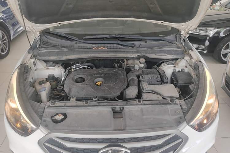 Used Hyundai ix35 2013 2.0L Automatic Two-Wheel Drive Smart GLS China V Standard Engine Bay