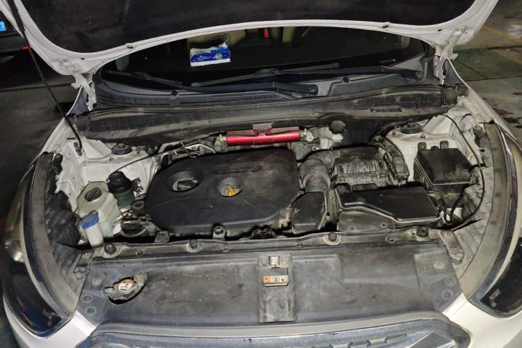 Used Hyundai ix35 2013 2.0L Automatic Two-Wheel Drive Smart GLS China IV Standard Engine Bay