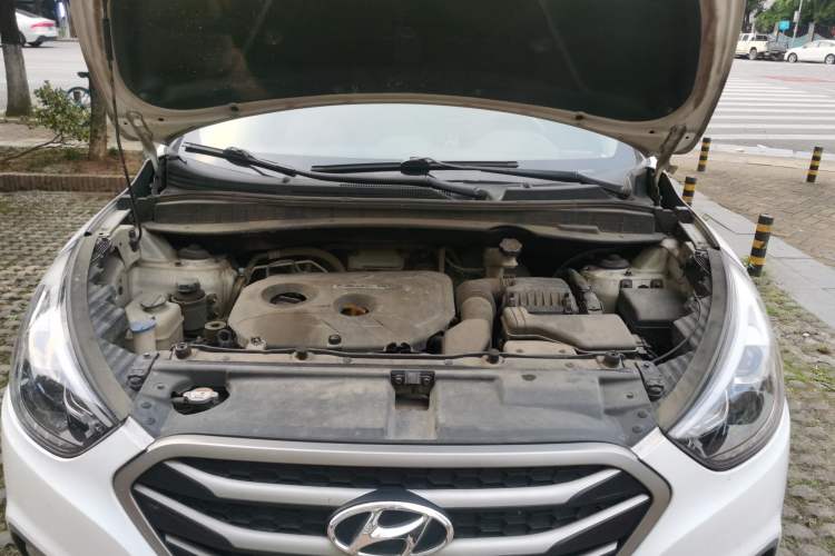 Used Hyundai ix35 2013 2.0L Automatic Two-Wheel Drive Smart GLS China IV Standard Engine Bay