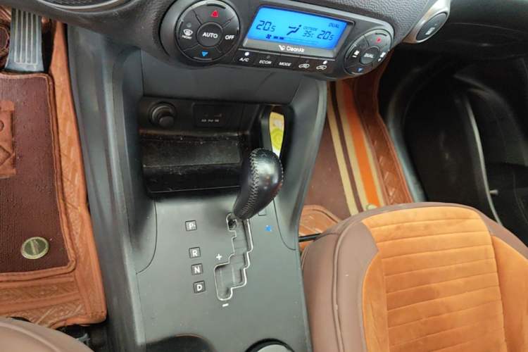 Used Hyundai ix35 2013 2.0L Automatic Two-Wheel Drive Smart GLS China IV Standard Gear Lever