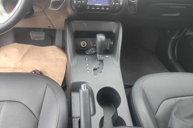 Used Hyundai ix35 2013 2.0L Automatic Two-Wheel Drive Smart GLS China IV Standard Gear Lever