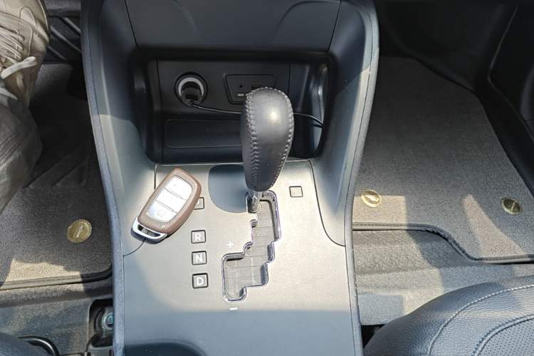 Used Hyundai ix35 2013 2.0L Automatic Two-Wheel Drive Smart GLS China IV Standard Gear Lever