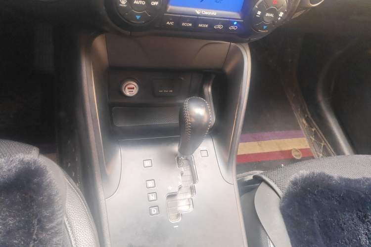 Used Hyundai ix35 2013 2.0L Automatic Two-Wheel Drive Smart GLS China IV Standard Gear Lever