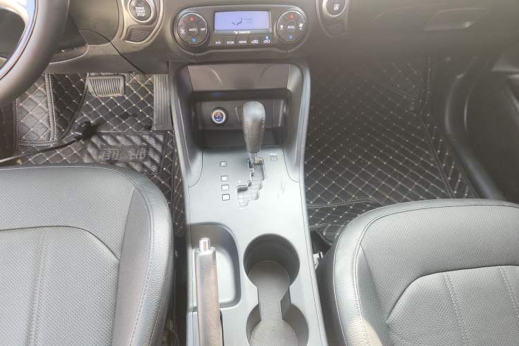 Used Hyundai ix35 2013 2.0L Automatic Two-Wheel Drive Smart GLS China V Standard Gear Lever