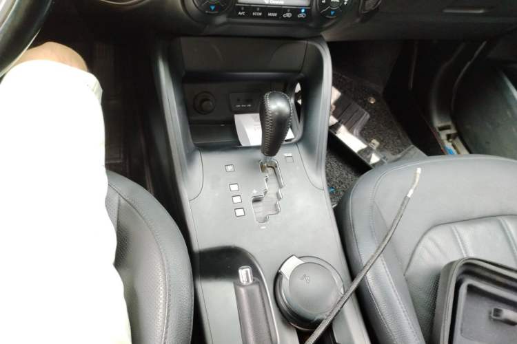 Used Hyundai ix35 2013 2.0L Automatic Two-Wheel Drive Smart GLS China IV Standard Gear Lever