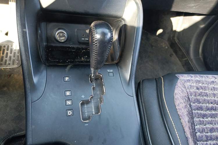 Used Hyundai ix35 2013 2.0L Automatic Two-Wheel Drive Smart GLS China IV Standard Gear Lever