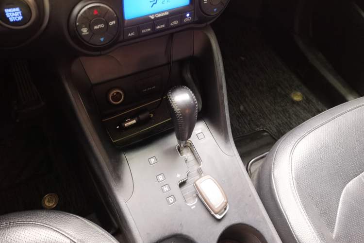 Used Hyundai ix35 2013 2.0L Automatic Two-Wheel Drive Smart GLS China IV Standard Gear Lever