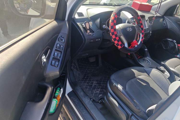 Used Hyundai ix35 2013 2.0L Automatic Two-Wheel Drive Smart GLS China IV Standard Interior 3