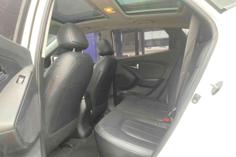Used Hyundai ix35 2013 2.0L Automatic 4x4 Intelligent GLS China IV Standard Interior 3