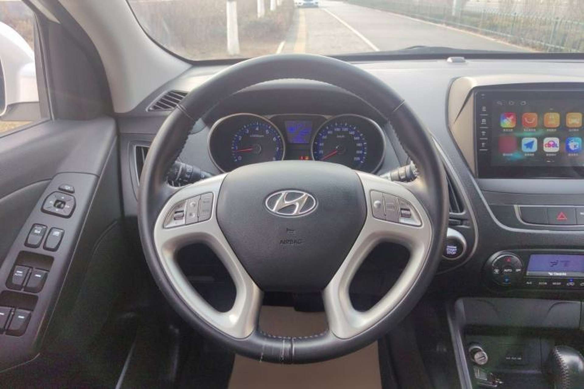 Used Hyundai ix35 2013 2.0L Automatic Two-Wheel Drive Smart GLS China IV Standard Interior 3