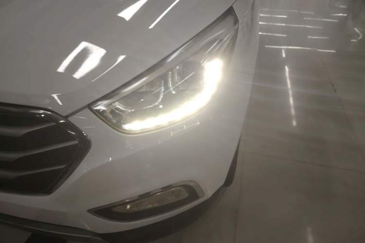 Used Hyundai ix35 2013 2.0L Automatic Two-Wheel Drive Smart GLS China IV Standard Left Front Headlight