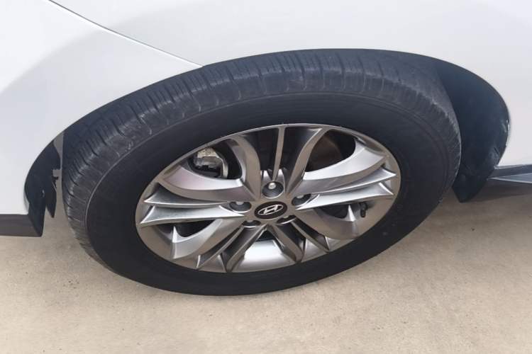 Used Hyundai ix35 2013 2.0L Automatic Two-Wheel Drive Smart GLS China V Standard Left Front Wheel Hub