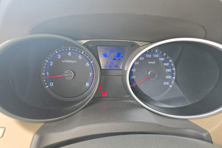 Used Hyundai ix35 2013 2.0L Automatic Two-Wheel Drive Smart GLS China IV Standard Odometer Close Up